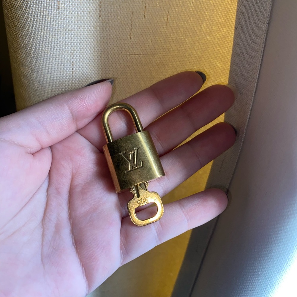 305 LV LOCK AND KEY